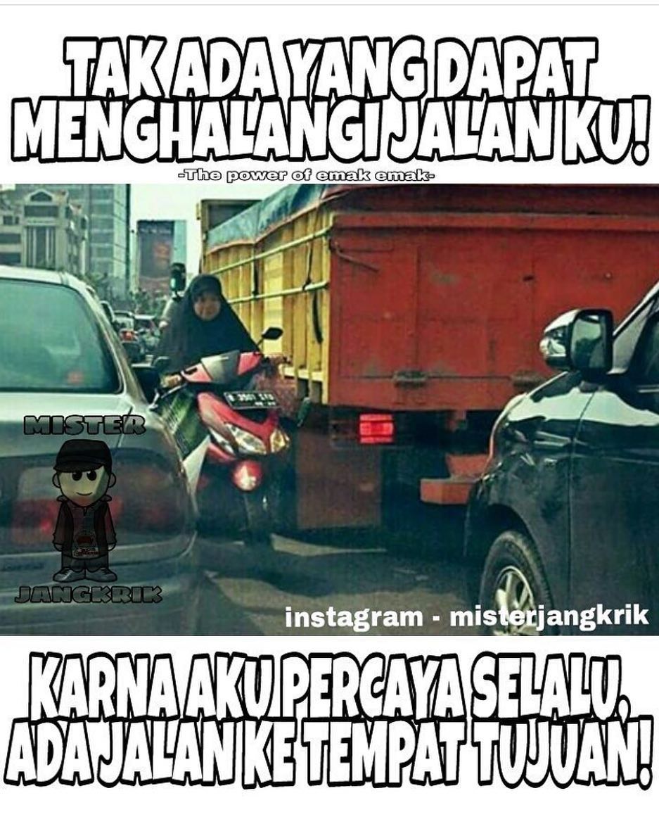 13 Aksi emak-emak nekat, lawan arus sampai lewati jalan beton basah