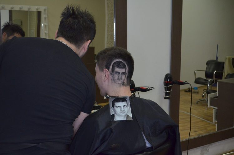 9 Karya cukur rambut ini nggak biasa, ada yang mirip wajah Kim Jong-un