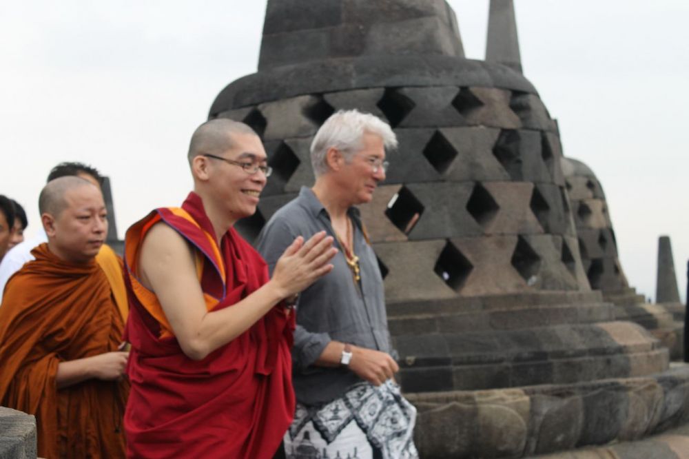10 Gaya publik figur saat liburan ke Borobudur, siapa paling kece?