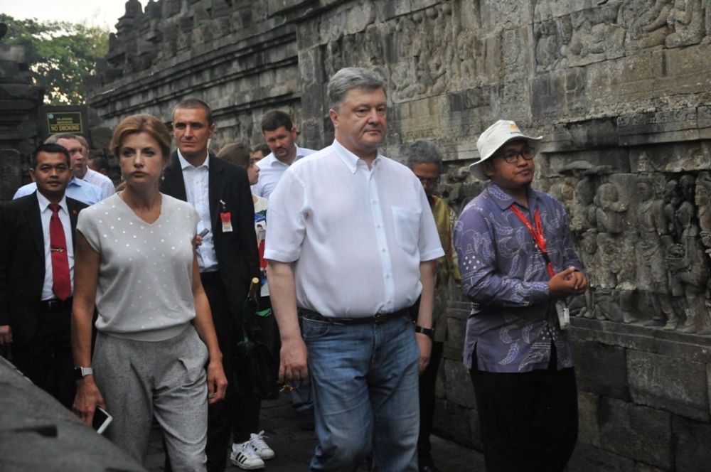 10 Gaya publik figur saat liburan ke Borobudur, siapa paling kece?