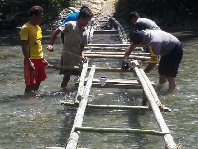 Aksi heroik polisi bantu warga lokal seberangi sungai ini bikin haru