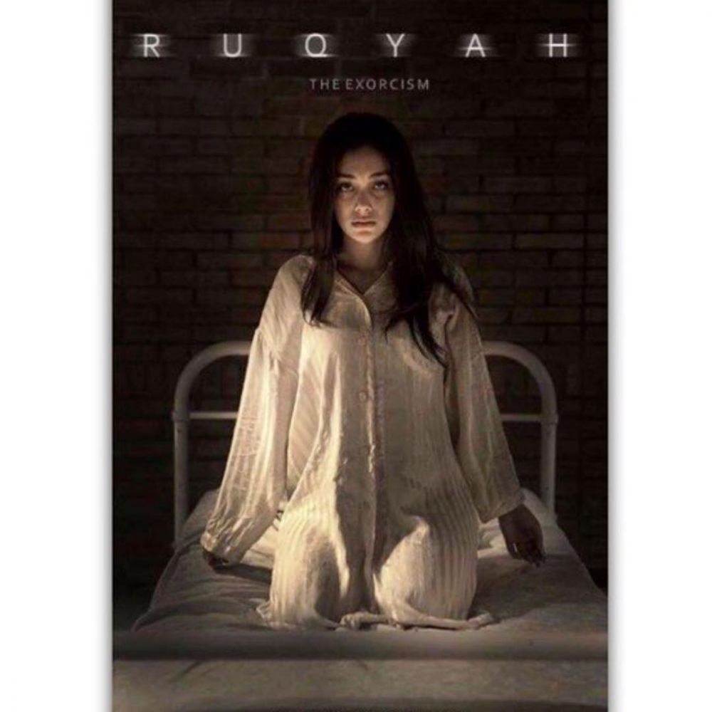7 Gaya Celine Evangelista 'kesurupan' di film Ruqyah, bikin merinding!