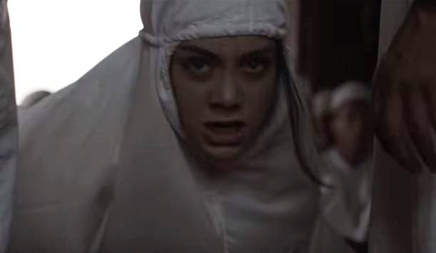 7 Gaya Celine Evangelista 'kesurupan' di film Ruqyah, bikin merinding!