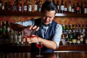 4 Kelakuan menyebalkan ini kerap dilakukan pengunjung ke bartender