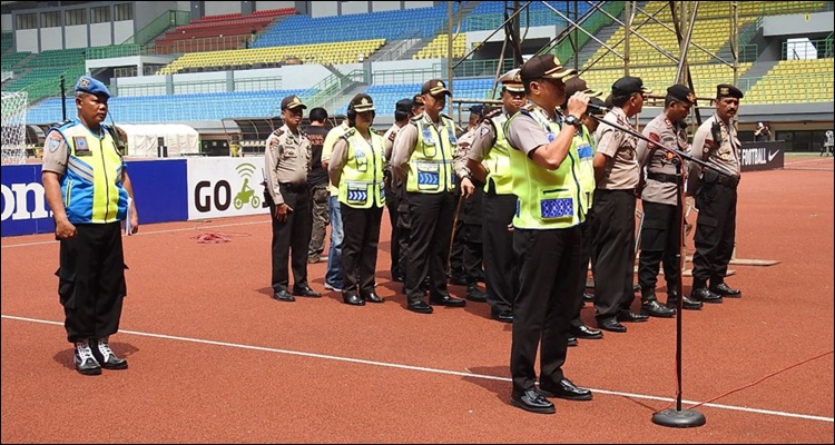 Suporter nonton bola bawa mercon ke stadion, bagaimana aturannya?