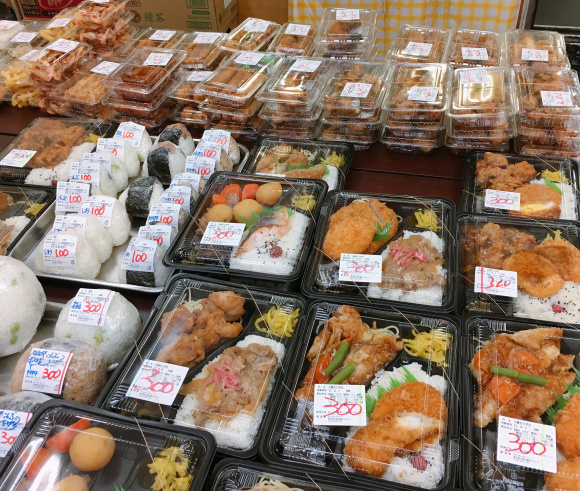 Restoran ini jual paket bento spageti raksasa, beratnya bikin melongo