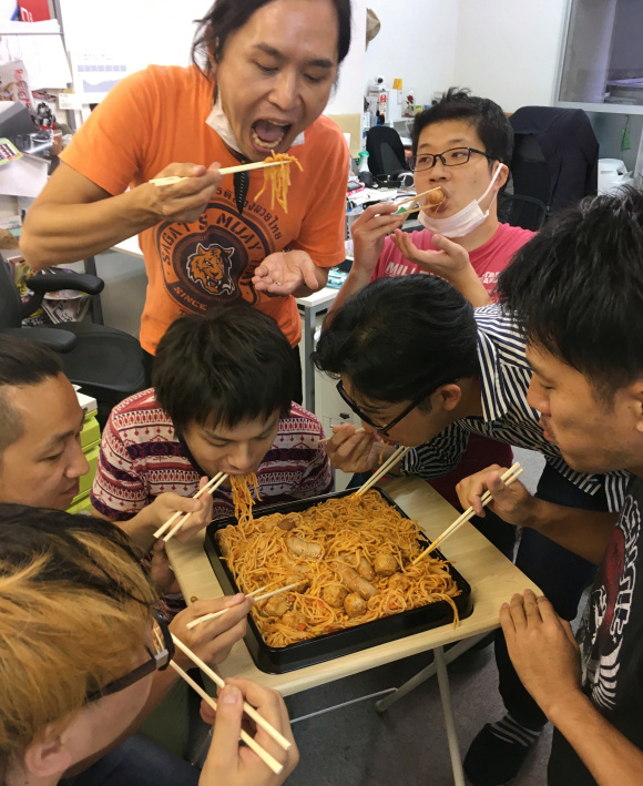 Restoran ini jual paket bento spageti raksasa, beratnya bikin melongo