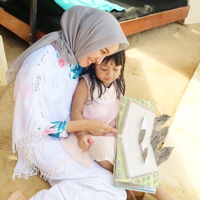 10 Bukti Laudya Cynthia Bella calon ibu idaman, suka anak-anak nih