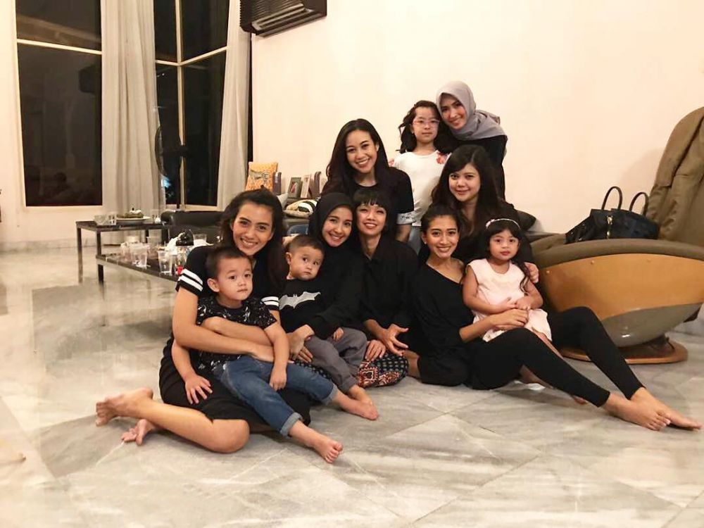 10 Bukti Laudya Cynthia Bella calon ibu idaman, suka anak-anak nih