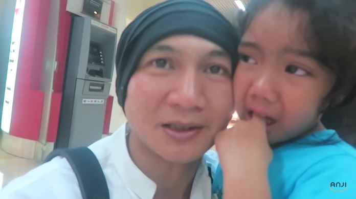 7 Momen haru perpisahan selebriti di bandara, berurai air mata