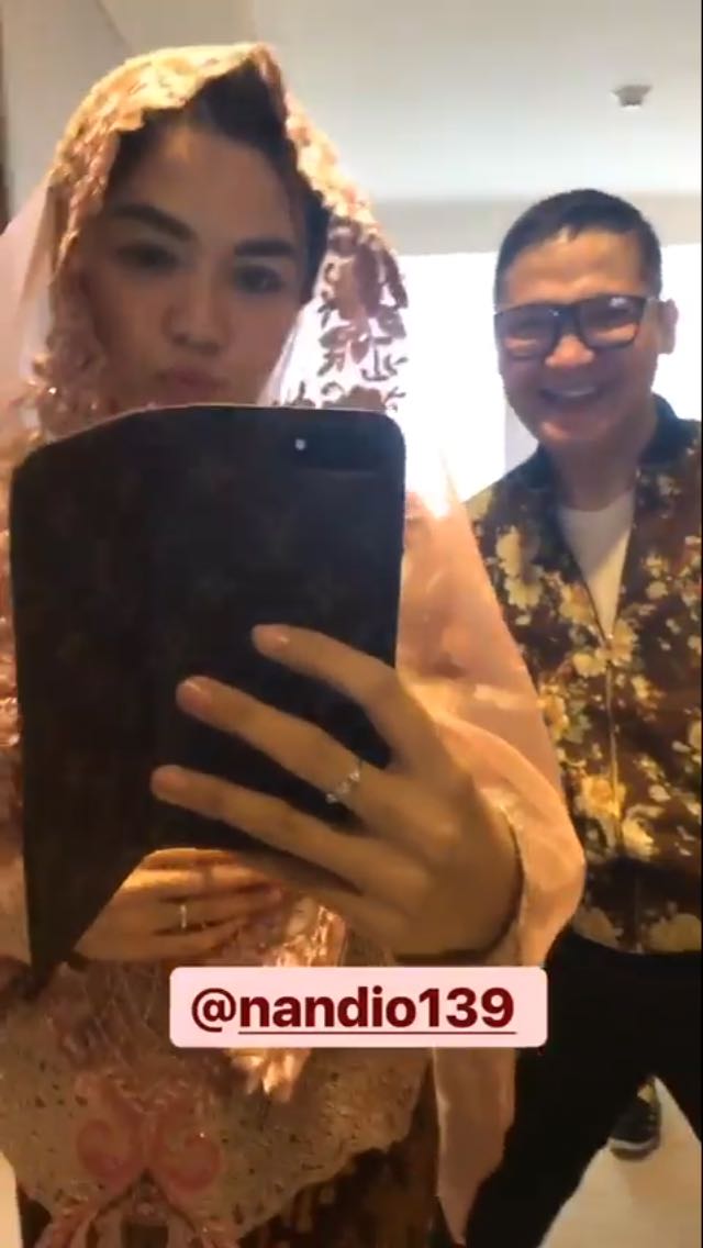 Siap nikah, begini penampilan Vicky Shu saat fitting baju pengantin