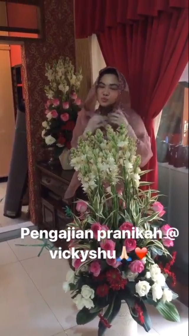 9 Momen pengajian Vicky Shu jelang pernikahan, diiringi tangis ibunya