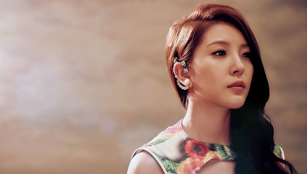 Meski tenar dan kaya, 6 idol K-Pop ini mengaku kesepian & tak bahagia