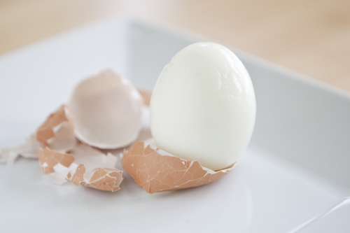 Trik mengupas telur ini tak akan kamu duga sama sekali mudahnya