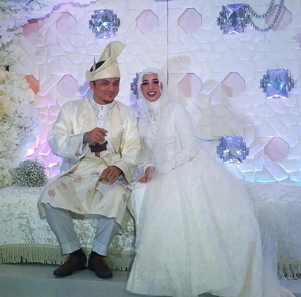 Sama-sama dinikahi pria Malaysia, yuk intip beda resepsi BCL & LCB