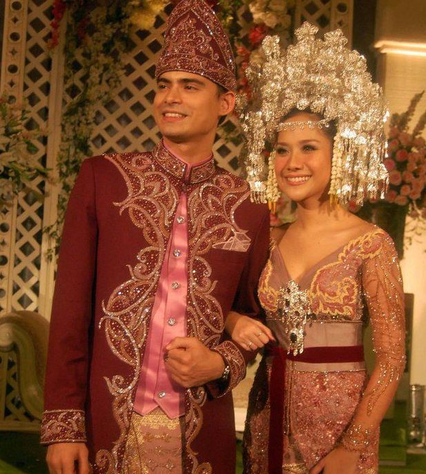 Sama-sama dinikahi pria Malaysia, yuk intip beda resepsi BCL & LCB