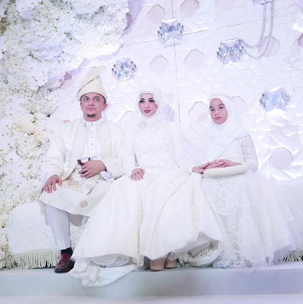 Sama-sama dinikahi pria Malaysia, yuk intip beda resepsi BCL & LCB