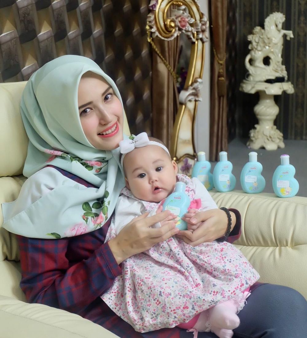 Gaya mama muda momong anak ala 10 artis cantik, bikin salah fokus