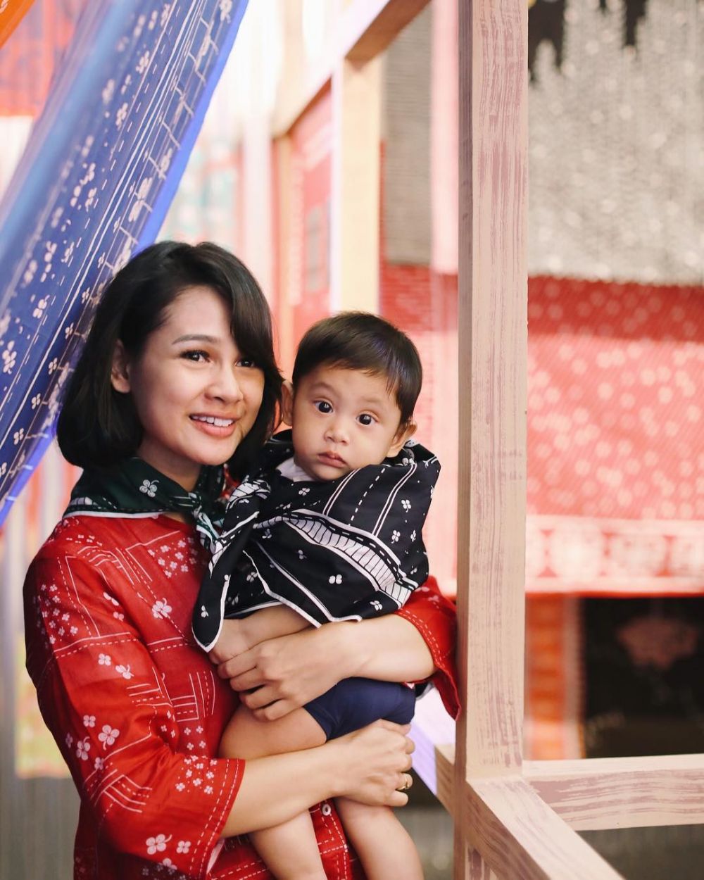 Gaya mama muda momong anak ala 10 artis cantik, bikin salah fokus