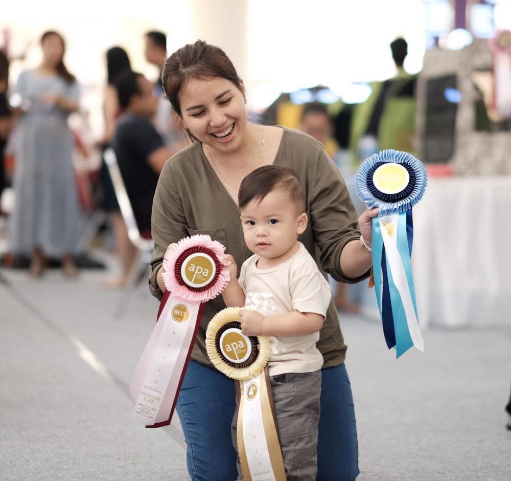 Gaya mama muda momong anak ala 10 artis cantik, bikin salah fokus