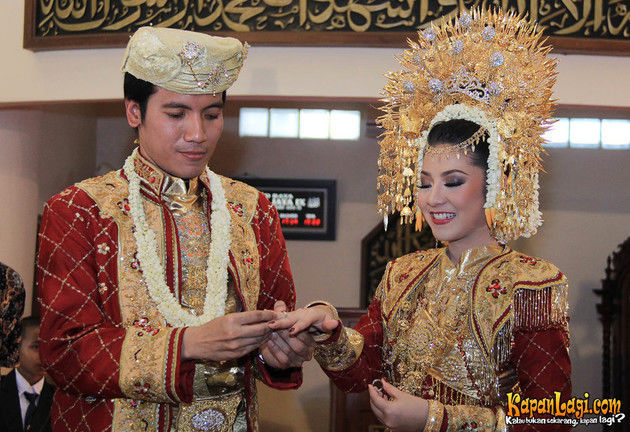 Pakai hiasan kepala yang berat, 20 seleb ini bikin pangling pas nikah