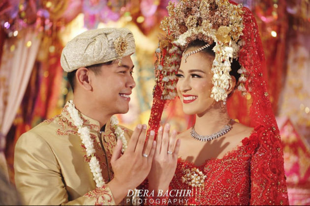 Pakai hiasan kepala yang berat, 20 seleb ini bikin pangling pas nikah