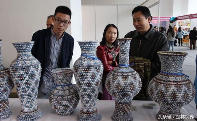 8 Karya seni bentuk vas besar ini tersusun dari bahan tak terduga