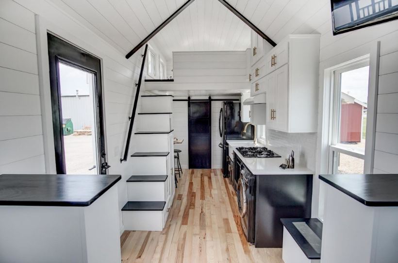 Dibangun di atas truk, desain interior rumah ini bikin kamu takjub
