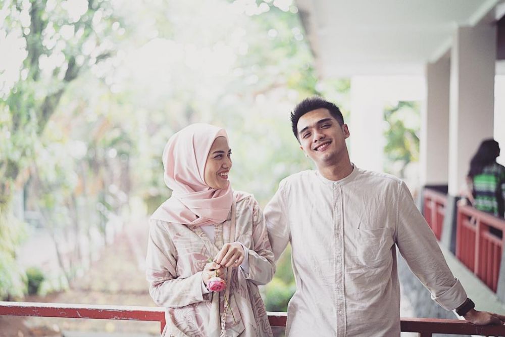 Pacaran nggak pakai lama, 8 pasangan artis ini pilih langsung menikah