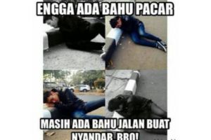 10 Meme 'nggak ada bahu pacar' ini bikin hati jomblo makin berduka