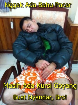 10 Meme 'nggak ada bahu pacar' ini bikin hati jomblo makin berduka