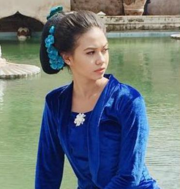 Cantiknya 20 seleb ini saat menata rambut dengan sanggul tradisional