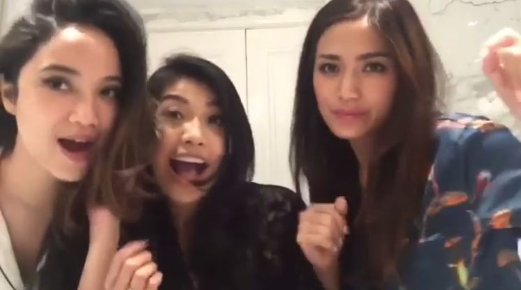 Kumpul bareng, aksi girl squad Nia Ramadhani di kamar mandi ini seru