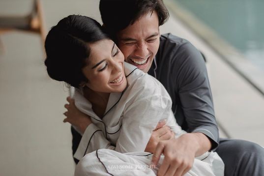 Tak perlu busana mewah, prewedding 6 seleb ini tetap curi perhatian