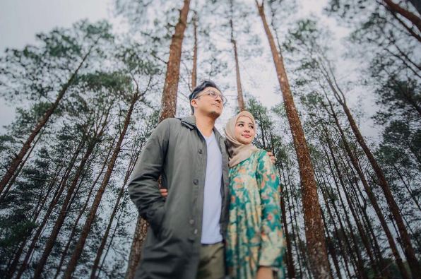 Tak perlu busana mewah, prewedding 6 seleb ini tetap curi perhatian