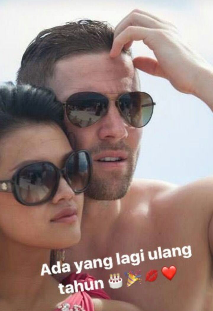 Farah Quinn pamer kemesraan dengan dokter bule ganteng, pacar barunya?