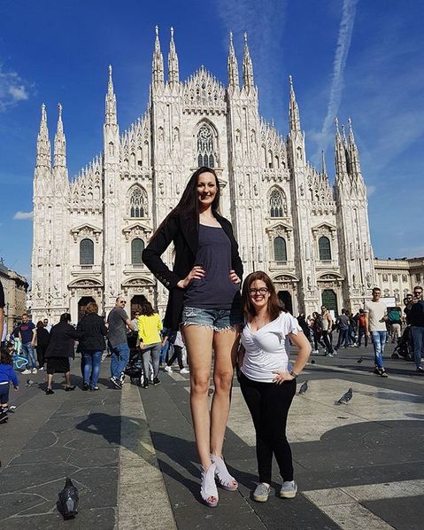 12 Penampilan menawan Ekaterina, model dengan kaki terpanjang di dunia