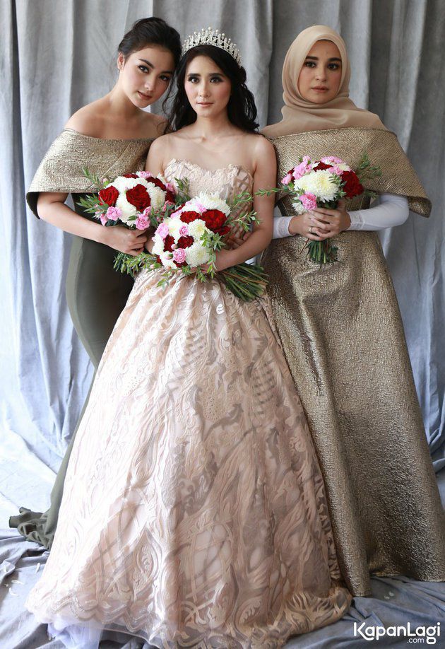Bukan kebaya, gaun bridesmaid di nikahan 15 seleb ini simpel banget