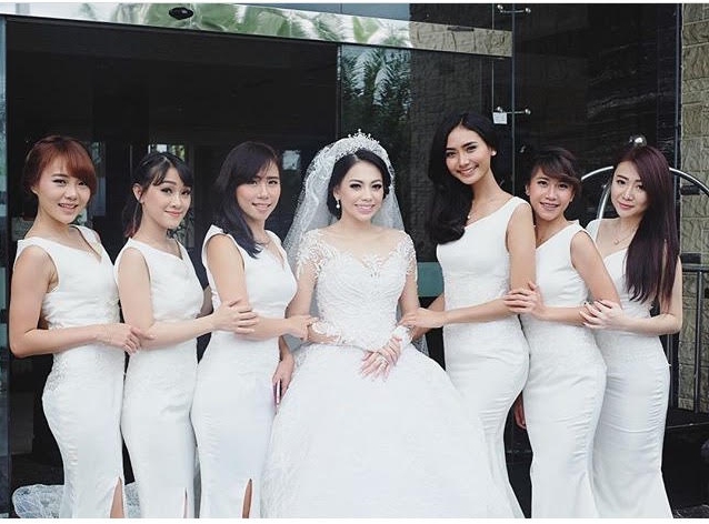 Bukan kebaya, gaun bridesmaid di nikahan 15 seleb ini simpel banget