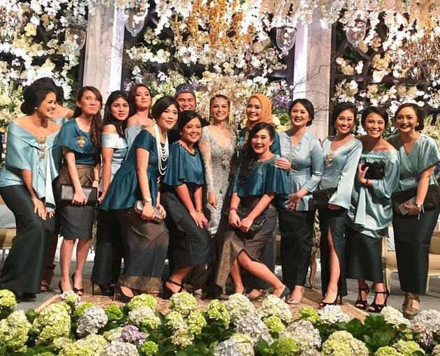 Bukan kebaya, gaun bridesmaid di nikahan 15 seleb ini simpel banget