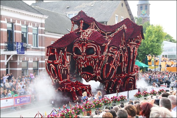 Ini 10 karya seni apik parade bunga di Belanda, bikin berdecak kagum