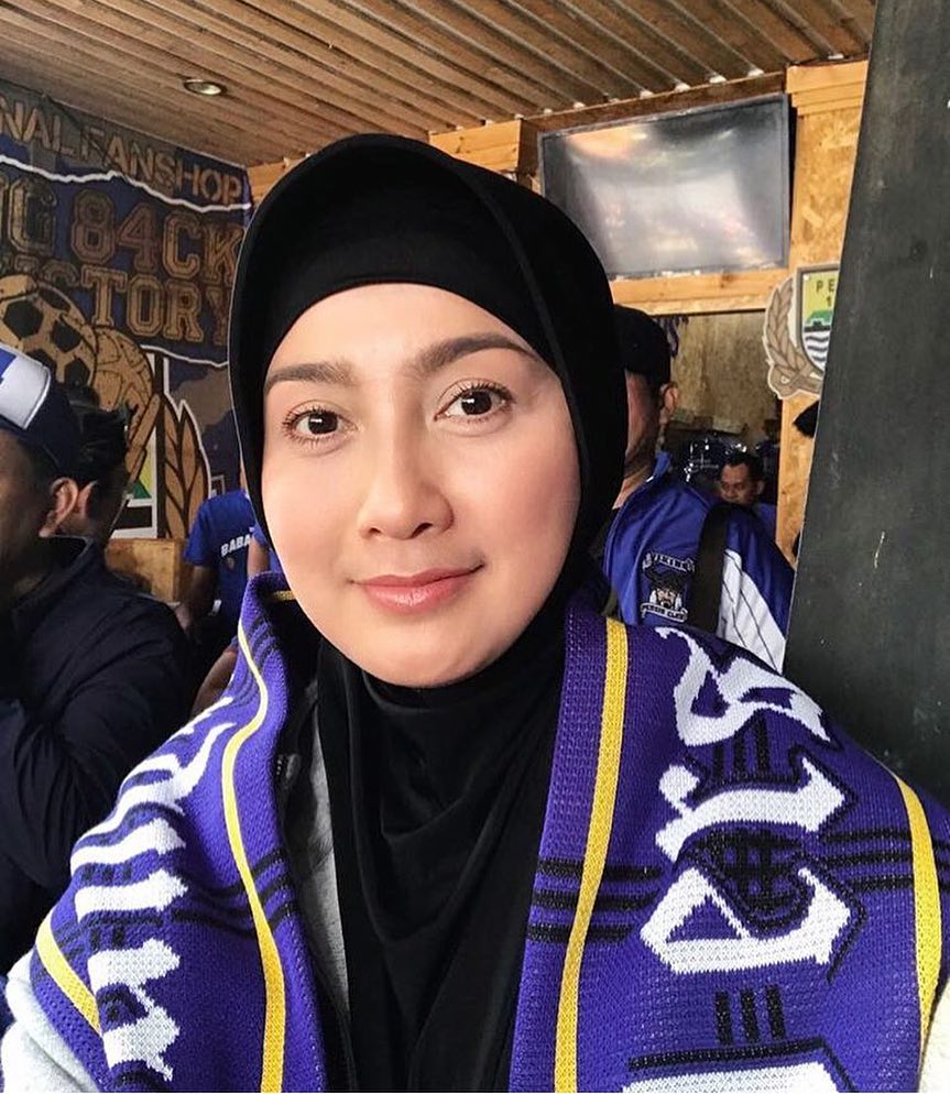 4 Seleb Tanah Air ini punya profesi sebagai dosen, cantik & pintar