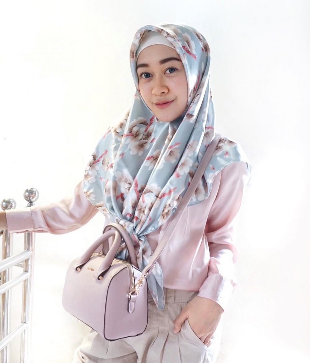 4 Seleb Tanah Air ini punya profesi sebagai dosen, cantik & pintar