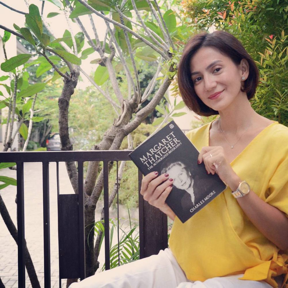 4 Seleb Tanah Air ini punya profesi sebagai dosen, cantik & pintar