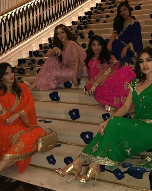 7 Gaya Jedar dan girl squadnya pakai baju India, cocok nggak?