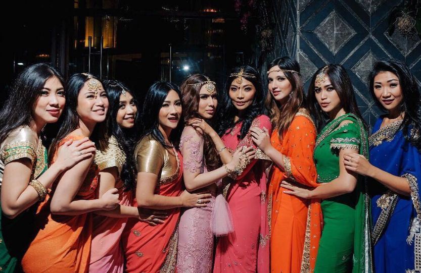 7 Gaya Jedar dan girl squadnya pakai baju India, cocok nggak?