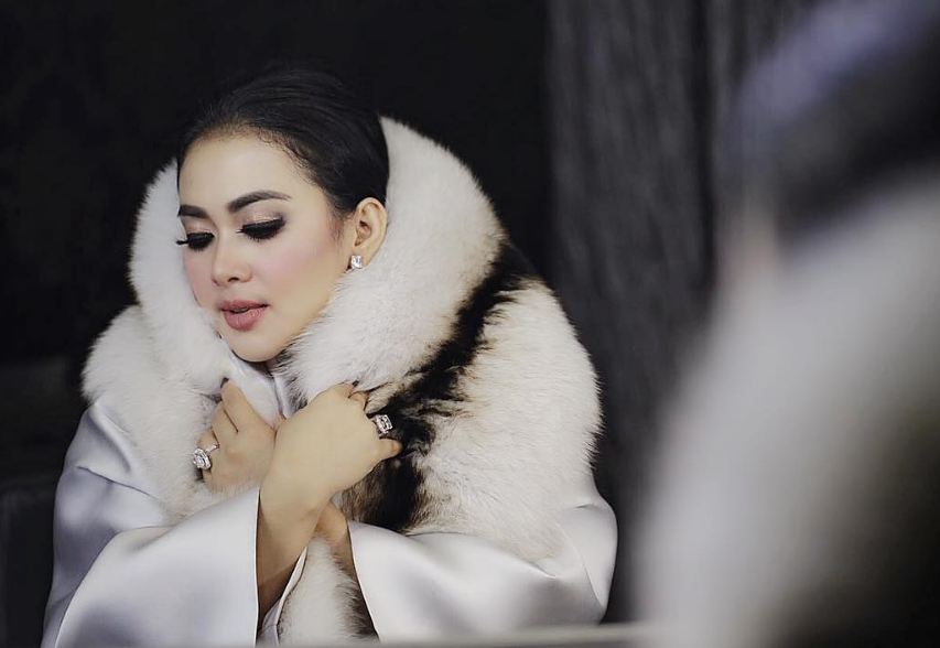 Ini 15 gaya Syahrini yang penuh bulu, manjah abis