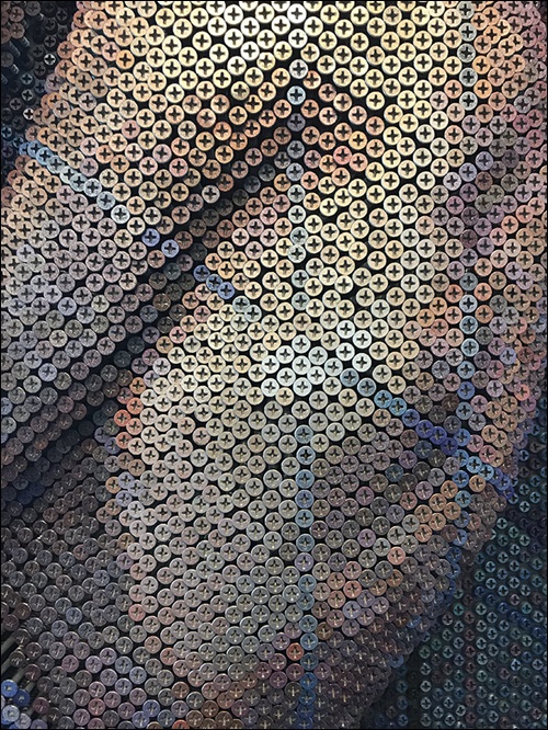 Lukisan keren ini terbuat dari 20 ribu sekrup, begini proses bikinnya