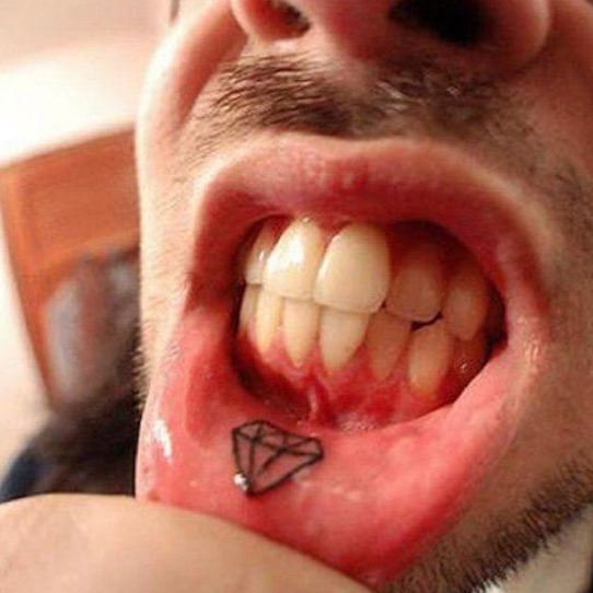 10 Kreasi tato dalam bibir, kreativitasnya ada-ada aja nih