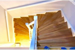 Awalnya biasa saja, tangga ini makin menakjubkan usai dicat pelangi